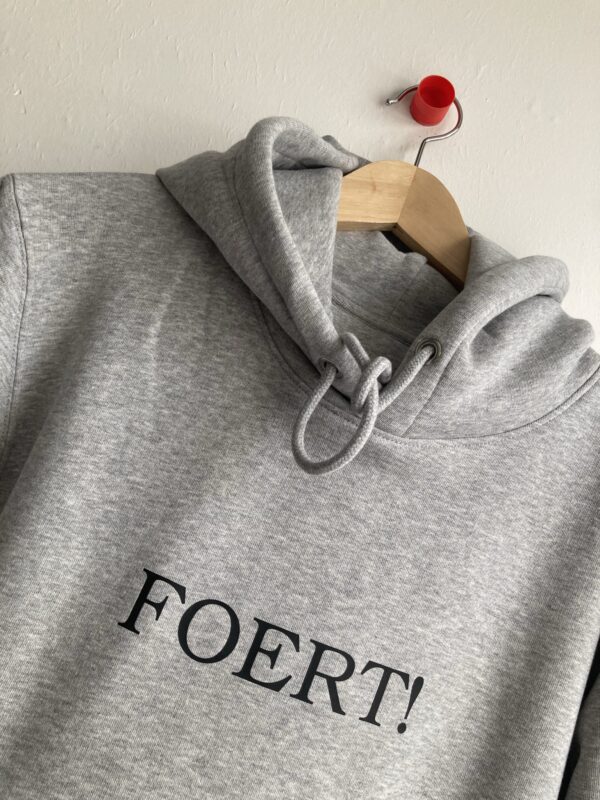 Grijze hoodie extra zacht in bio katoen met FOERT! quote Zeg op tijd eens FOERT!