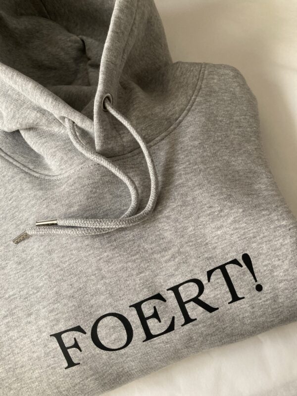 Grijze hoodie extra zacht in bio katoen met FOERT! quote Zeg op tijd eens FOERT!