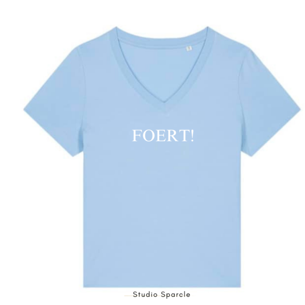 Duurzame, lichtblauwe, zachte t-shirt met v-hals in premium bio katoen met opdruk in witte quote Foert! voor meer zelfvertrouwen en meer zelfliefde en empowerment