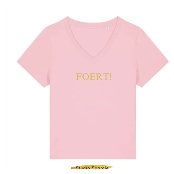 Duurzame, roze, zachte t-shirt met v-hals in premium bio katoen met opdruk in gouden quote Foert! voor meer zelfvertrouwen en meer zelfliefde en empowerment