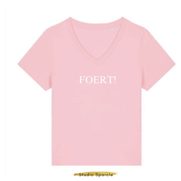 Duurzame, roze, zachte t-shirt met v-hals in premium bio katoen met opdruk in witte quote Foert! voor meer zelfvertrouwen en meer zelfliefde en empowerment