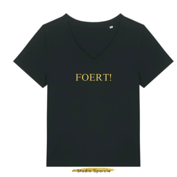 Duurzame, zwarte, zachte t-shirt met v-hals in premium bio katoen met opdruk in gouden quote Foert! voor meer zelfvertrouwen en meer zelfliefde en empowerment