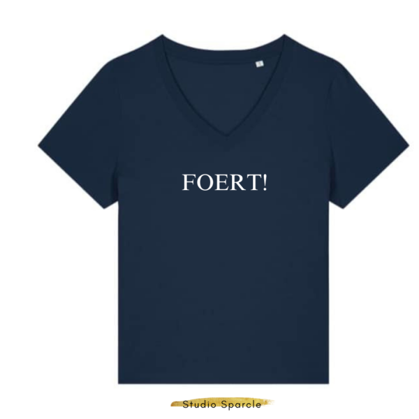 Duurzame,donkerblauwe, zachte t-shirt met v-hals in premium bio katoen met opdruk in gouden quote Foert! voor meer