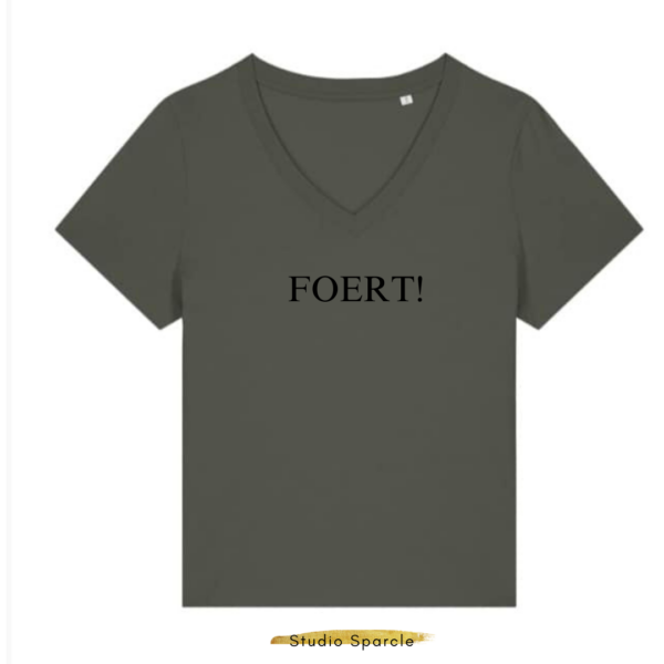 Duurzame, khaki, zachte t-shirt met v-hals in premium bio katoen met opdruk in zwarte quote Foert! voor meer