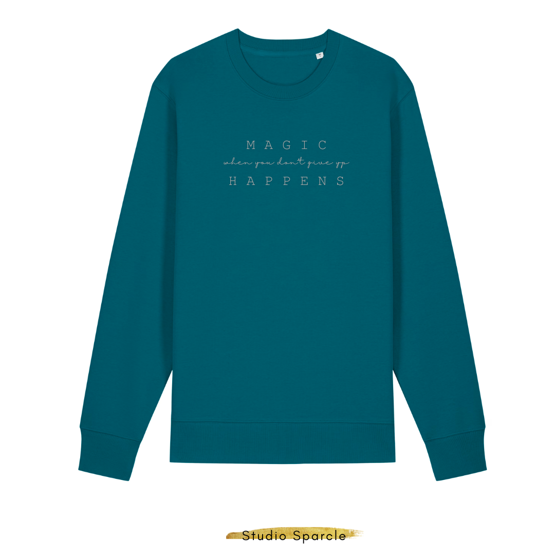 MAGIC HAPPENS when you don't give up sweater - Afbeelding 3